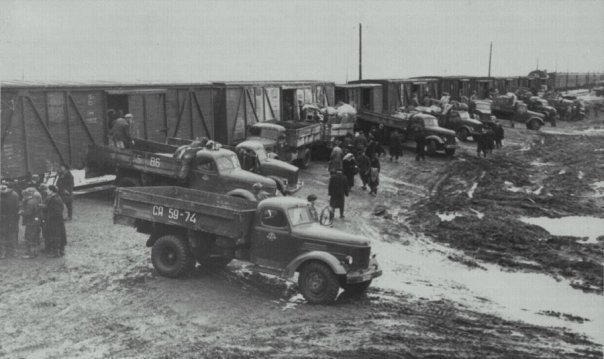 Погрузка депортируемых чеченцев и ингушей в вагоны